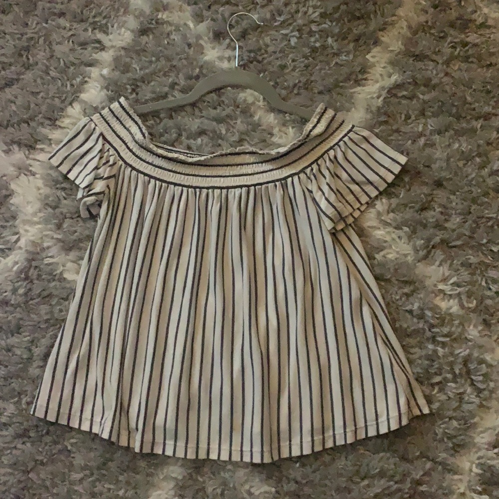 american eagle no shoulder shirt